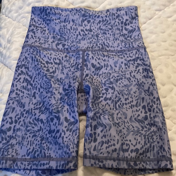 Athleta Pants - Womens Athleta Elation Printed 7” short, never worn. Women’s XXS.